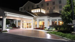 A hotel entrance with a clear entrance, a sign for the Hilton Garden Inn, and a guest parking sign. - Hilton Garden Inn Cincinnati Blue Ash (Cincinnati)
