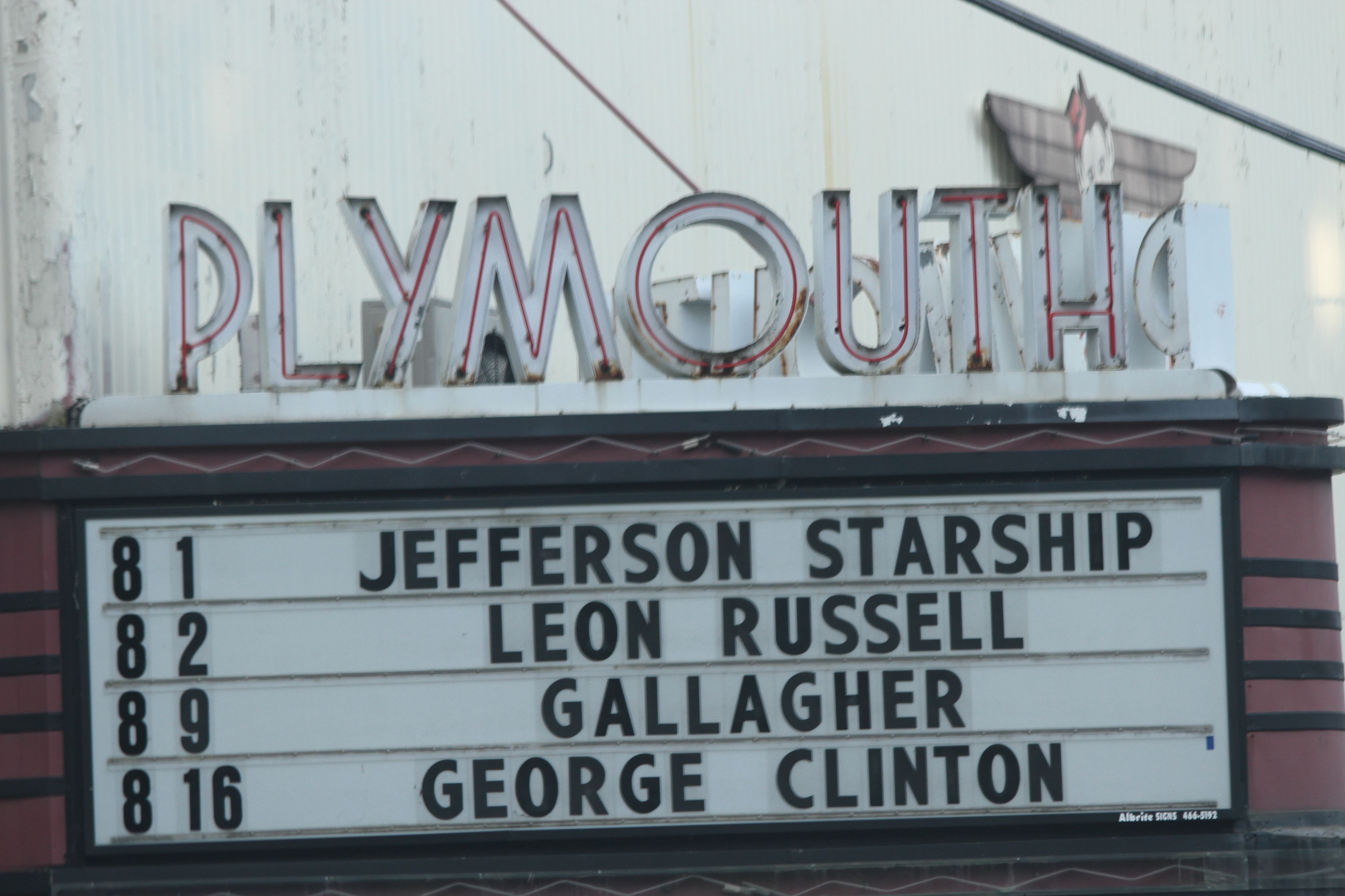 Une grande affiche présentant les films à l’affiche, notamment ceux avec Jefferson Starship, Leon Russell, Gallagher et George Clinton.