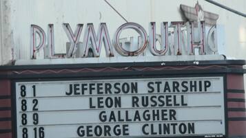 Une grande affiche présentant les films à l’affiche, notamment ceux avec Jefferson Starship, Leon Russell, Gallagher et George Clinton.