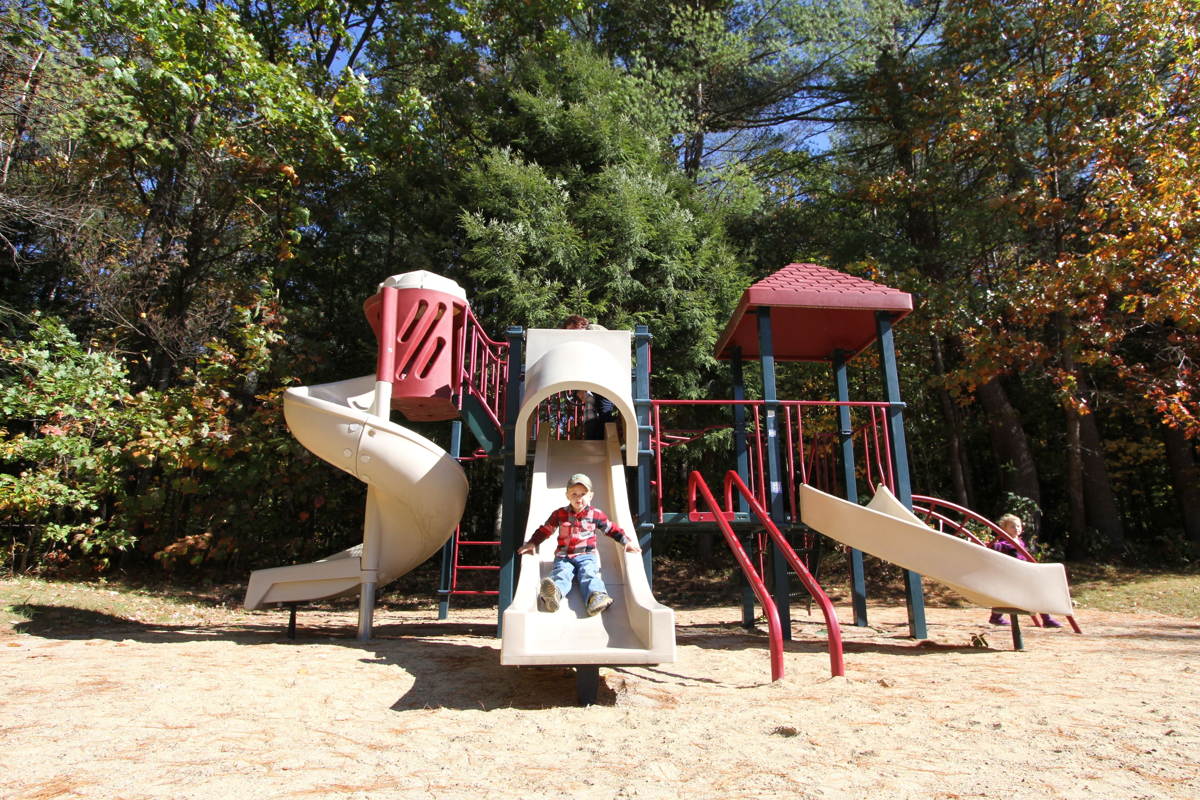 Un parque infantil con un tobogán y estructuras para escalar.