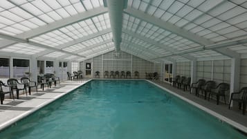 Piscine couverte, piscine extérieure, parasols de plage, chaises longues
