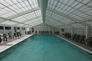 Indoor pool, outdoor pool, pool umbrellas, sun loungers - Cold Spring Plymouth Resort (Ashland)