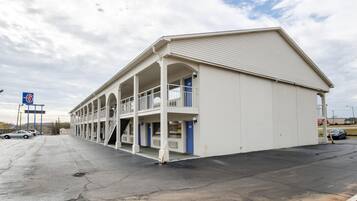 Ein Motel mit einem zentralen Gang, Zimmern beiderseits und einem überdachten Außenbereich.