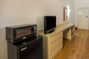 Escritorio, tabla de planchar con plancha, wifi gratis y ropa de cama