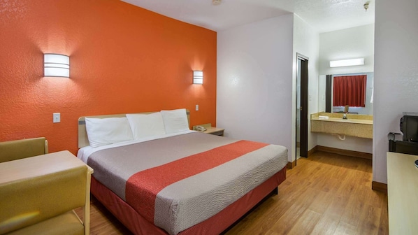 Desk, iron/ironing board, free WiFi, bed sheets - Americas Best Value Inn & Suites Humble (Humble)