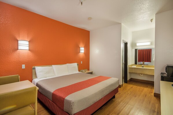 Escritorio, tabla de planchar con plancha, wifi gratis y ropa de cama