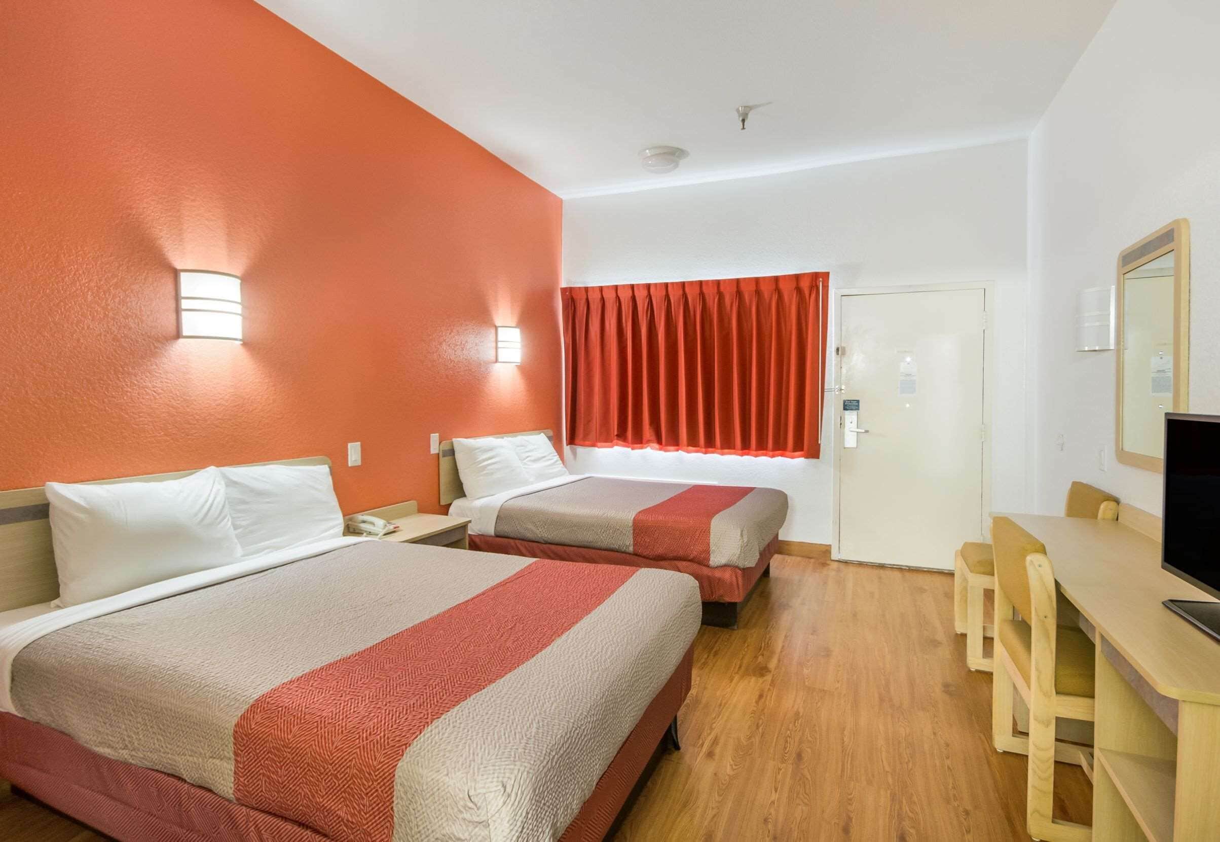 Escritorio, tabla de planchar con plancha, wifi gratis y ropa de cama 
