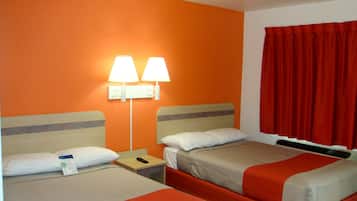 Schreibtisch, VerdunkelungsvorhĂ€nge, BĂŒgeleisen/BĂŒgelbrett