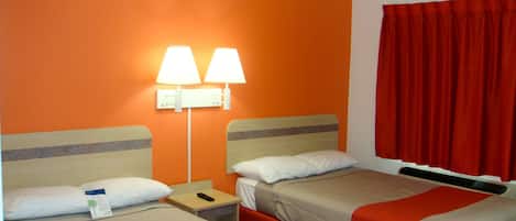 Escritorio, cortinas blackout y tabla de planchar con plancha