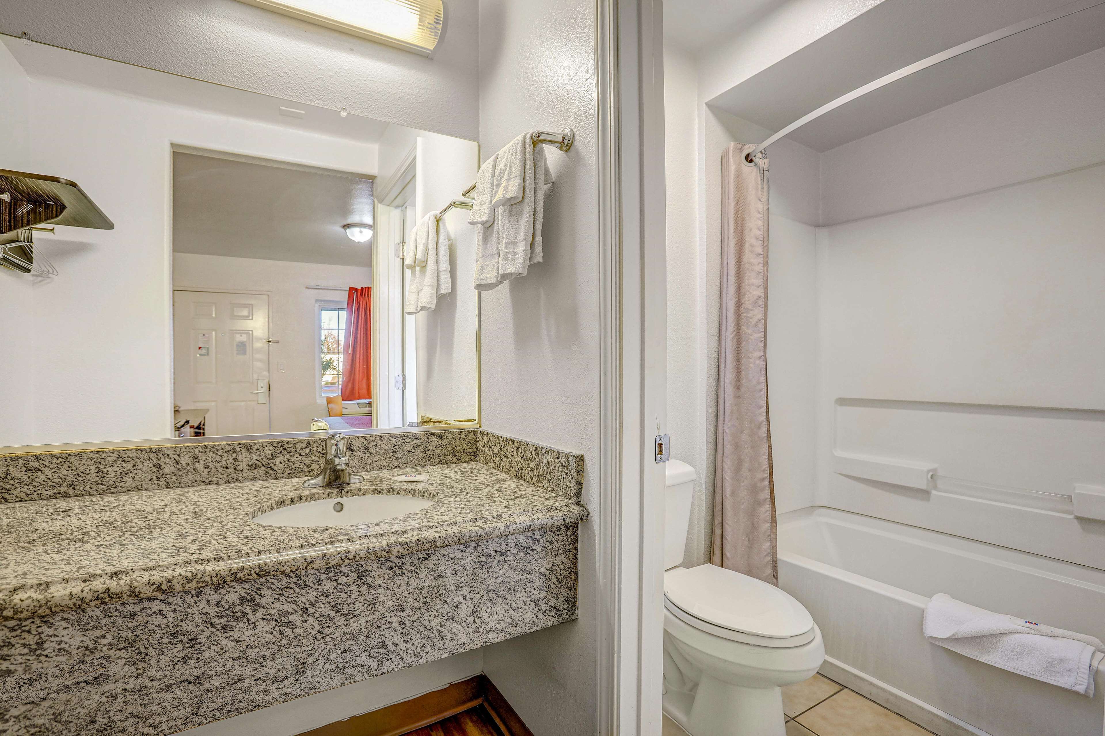 Combined shower/tub, hair dryer, towels