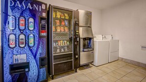 Una máquina expendedora con diversas opciones de bebidas y un dispensador de agua.