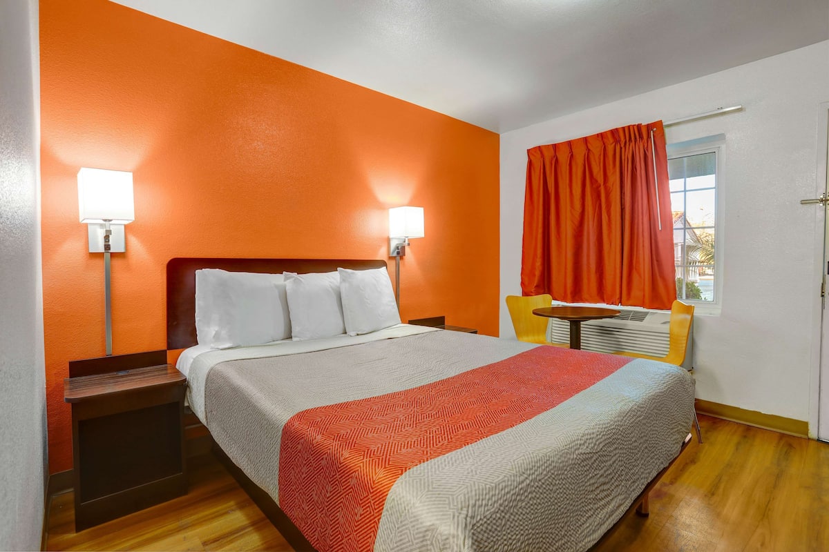 Chambre Deluxe, 1 grand lit, fumeurs, réfrigérateur et four à micro-ondes | Bureau, rideaux occultants, fer et planche à repasser, Wi-Fi gratuit