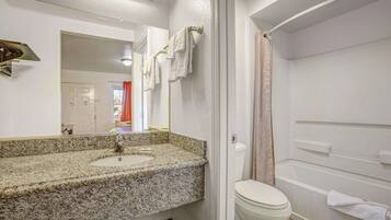 Combined shower/bathtub, hair dryer, towels