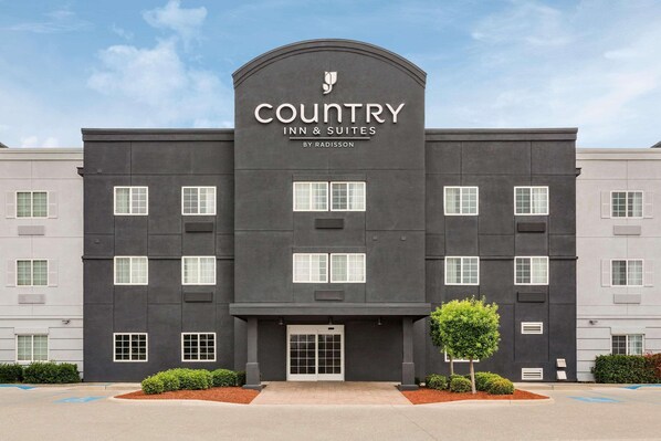 A modern building with a sign reading "Country Inn & Suites by Radisson." - Country Inn & Suites by Radisson, Shreveport-Airport, LA (Shreveport)