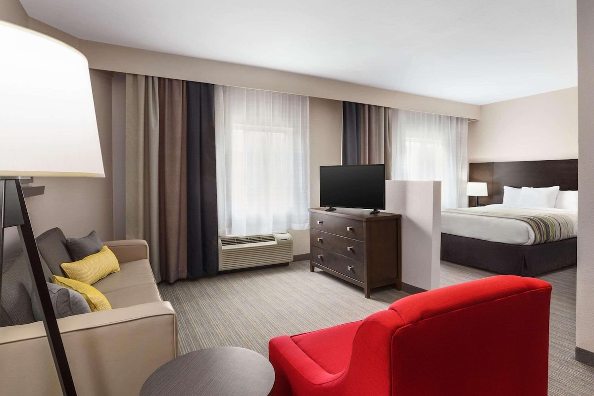 Studio Suite, 1 Queen Bed with Sofa bed, Non Smoking | In-room safe, desk, iron/ironing board, free cribs/infant beds