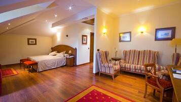 Habitación Deluxe con 1 cama doble o 2 individuales, vistas al río | Caja fuerte, escritorio, wifi gratis y ropa de cama