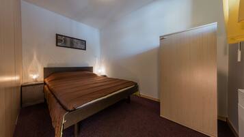 مكتب وستائر تعتيم وتجهيزات عازلة للصوت وأسرّة أطفال/رضّع (مجانًا)