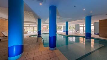 من حمّامات السباحة المغطاة