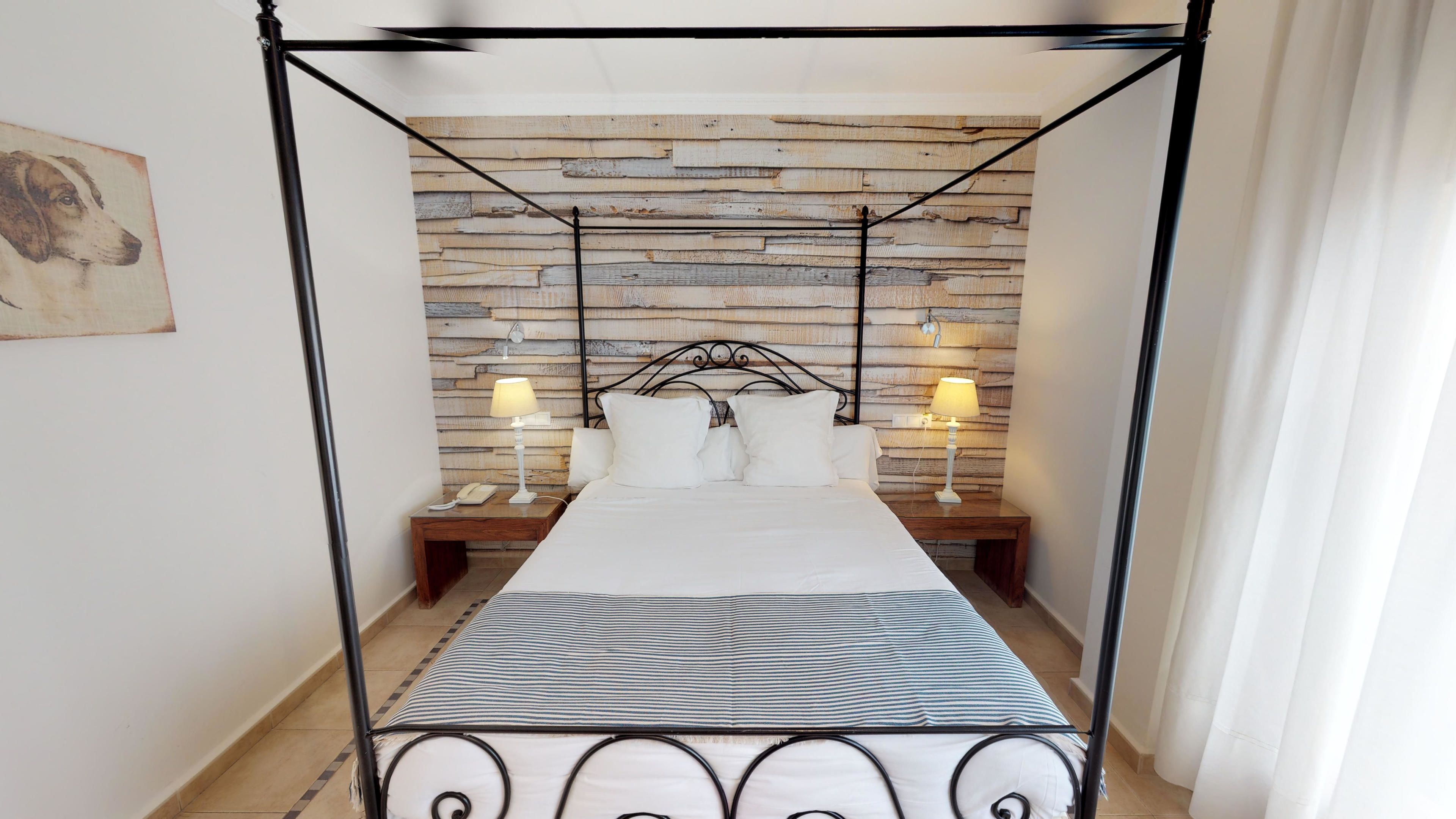 Habitación estándar doble, balcón | Ropa de cama de alta calidad, minibar, caja fuerte y escritorio