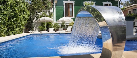Piscine extérieure, chaises longues