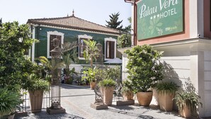 Entrada de un hotel con un cartel que dice 'Palau Verd HOTEL'.