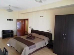 Individually decorated, individually furnished, desk, iron/ironing board - Hotel Park Mar Grande (Taranto)