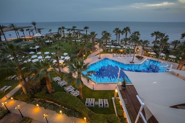 Piscine couverte, piscine extérieure, parasols de plage, chaises longues