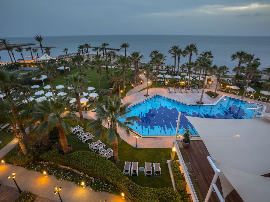 Innenpool, Außenpool, Sonnenschirme, Liegestühle