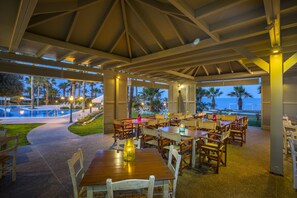 3 restaurants; breakfast, lunch, dinner, and brunch served - Aquamare Beach Hotel & Spa (Geroskipou)