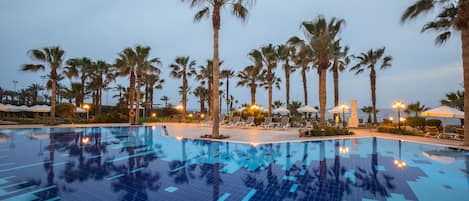 Piscine couverte, piscine extérieure, parasols de plage, chaises longues