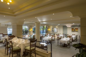 3 restaurants, breakfast, lunch, dinner served; international cuisine