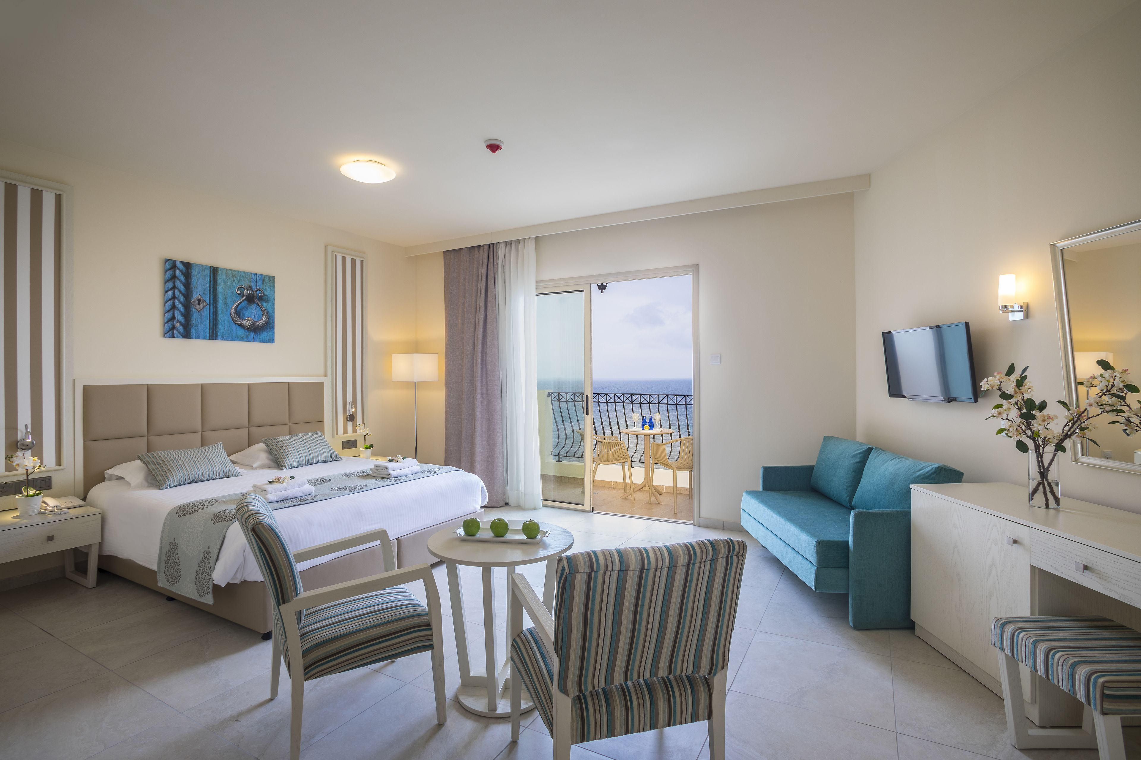 deluxe room, sea view | minibar, in-room safe, individually furnished, desk