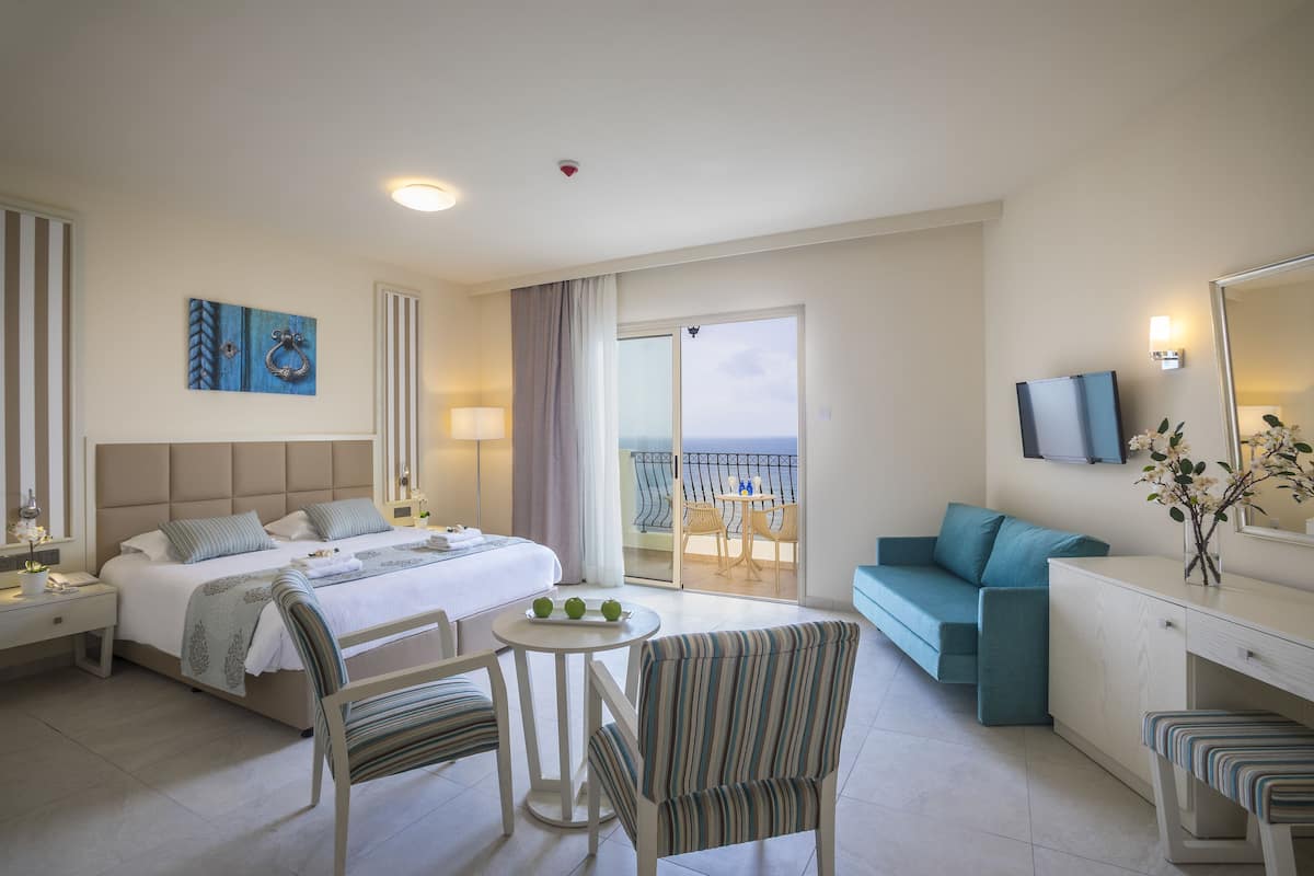 deluxe room, sea view | minibar, in-room safe, individually furnished, desk