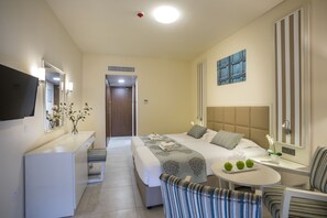 Minibar, in-room safe, individually furnished, desk - Aquamare Beach Hotel & Spa (Geroskipou)