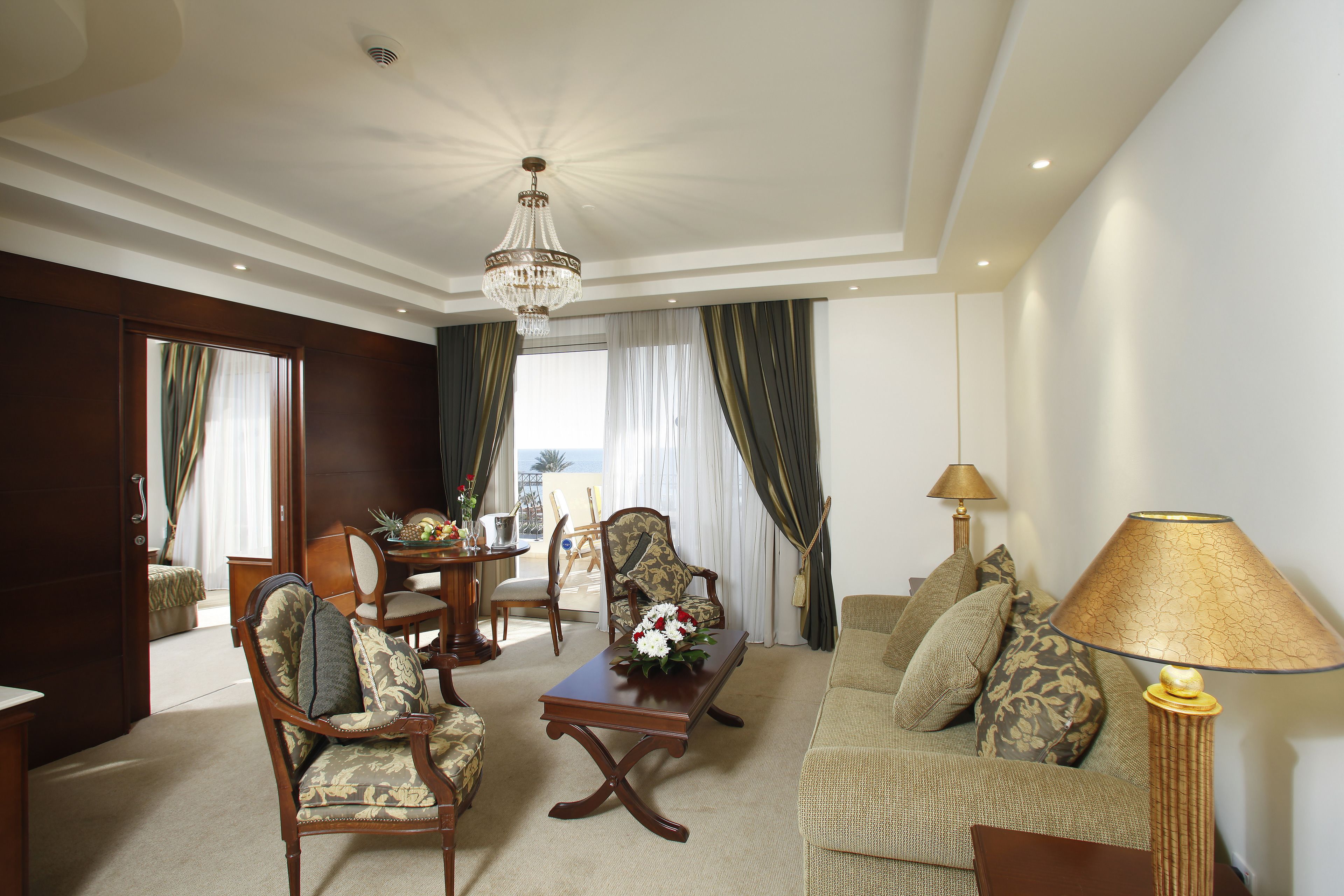 executive suite | minibar, in-room safe, individually furnished, desk