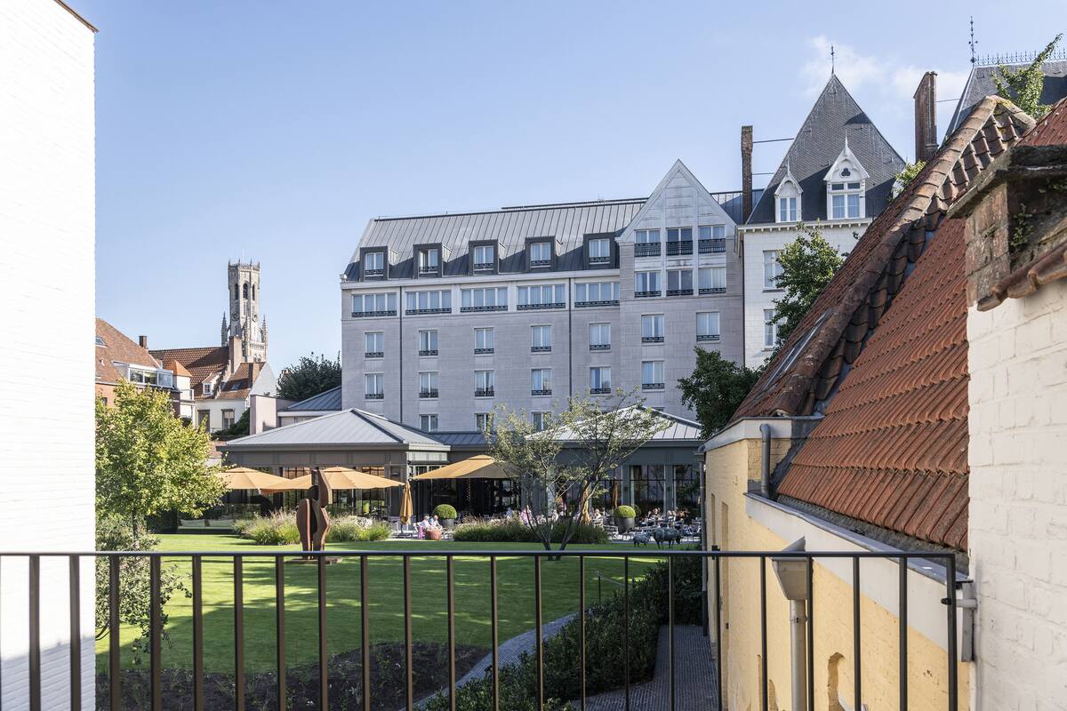 Belfry junior Suite Private Terrace | 高級寝具、ミニバー、セーフティボックス (室内)、デスク