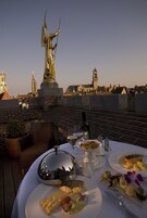 Breakfast, lunch and dinner served