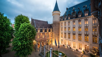 Voorkant accommodatie - avond/nacht