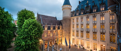 Fassade der Unterkunft – Abend/Nacht