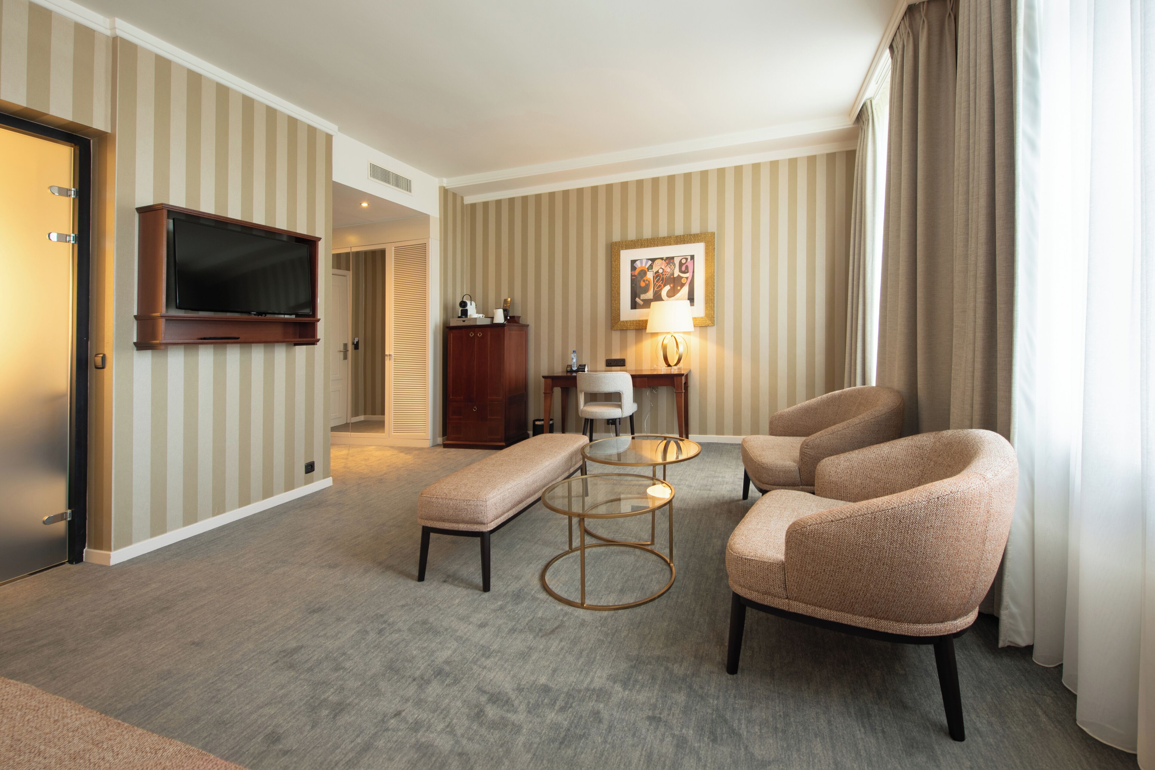 deluxe junior suite | 1 bedroom, premium bedding, minibar, in-room safe
