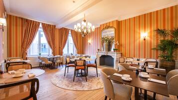 Se ofrece un desayuno bufé (38 EUR por persona)