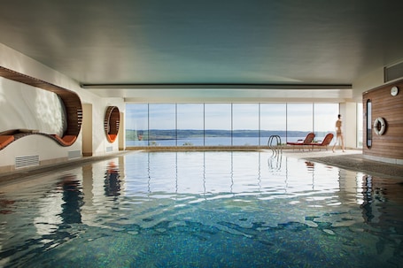 Una piscina techada, una piscina al aire libre de temporada. Cliff House Hotel