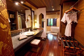 Royal Suite Sea View | Bathroom | Separate tub and shower, free toiletries, hair dryer, bathrobes - Muang Samui Spa Resort (Koh Samui)