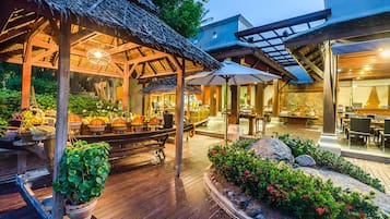 Petit déjeuner buffet (600 THB par personne)