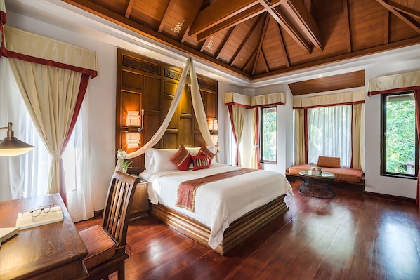 A spacious bedroom with a large bed, a wooden ceiling, and a view of greenery outside. - Muang Samui Spa Resort (Koh Samui)