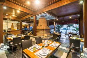 2 restaurants, breakfast, lunch, dinner served; southern cuisine - Muang Samui Spa Resort (Koh Samui)