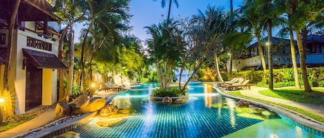 Piscine extérieure, parasols de plage, chaises longues