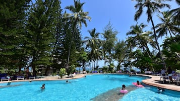 Una piscina al aire libre, sillones reclinables de piscina