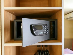 Un compartimento de almacenamiento seguro con cerradura numérica, un estante y un cajón.