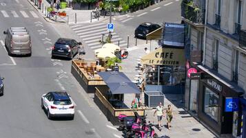 Straatbeeld met een café genaamd